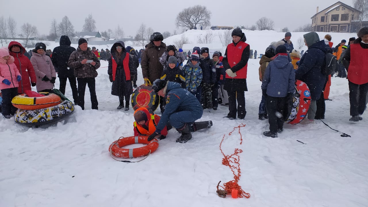 Зимний спортивный праздник, который прошёл на городском пруду «Песчаник», приурочен к акции «Трус не играет в хоккей» 